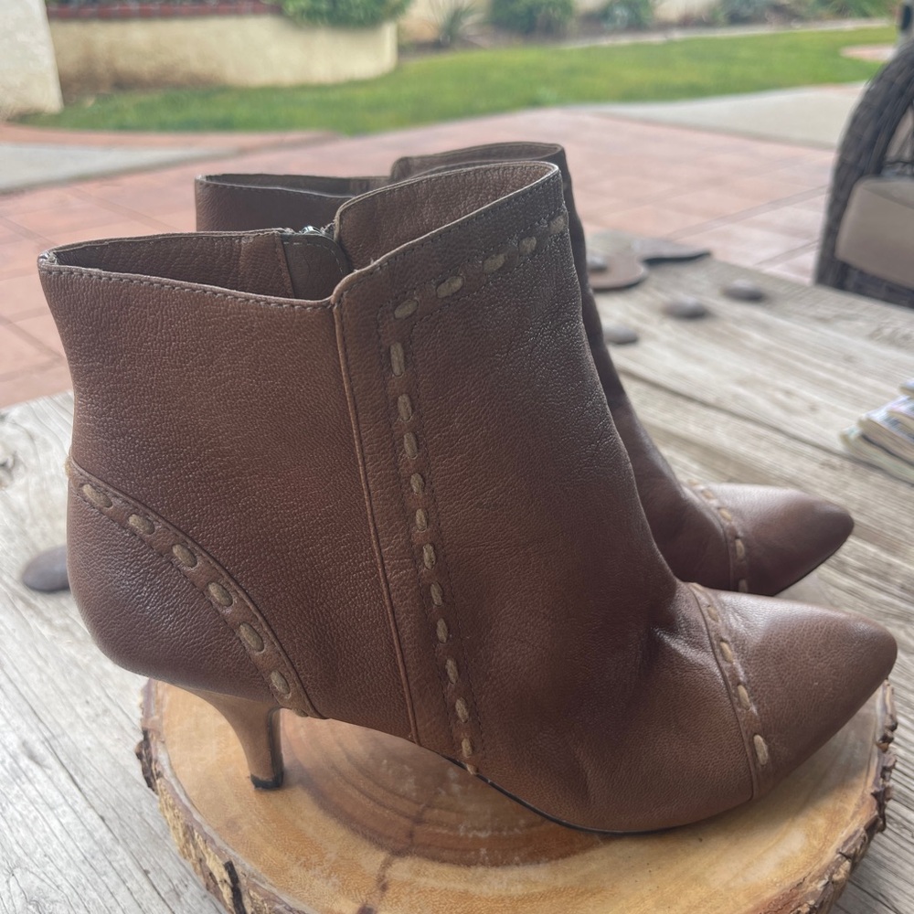 Circa Joan and David Leather Ankle Boots w/whip-stitch trim. 9.5